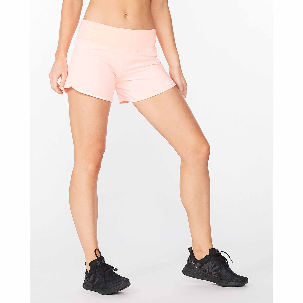 2XU Aero 4&quot; Shorts de course à pied pour femme Pop Coral vue avant angle