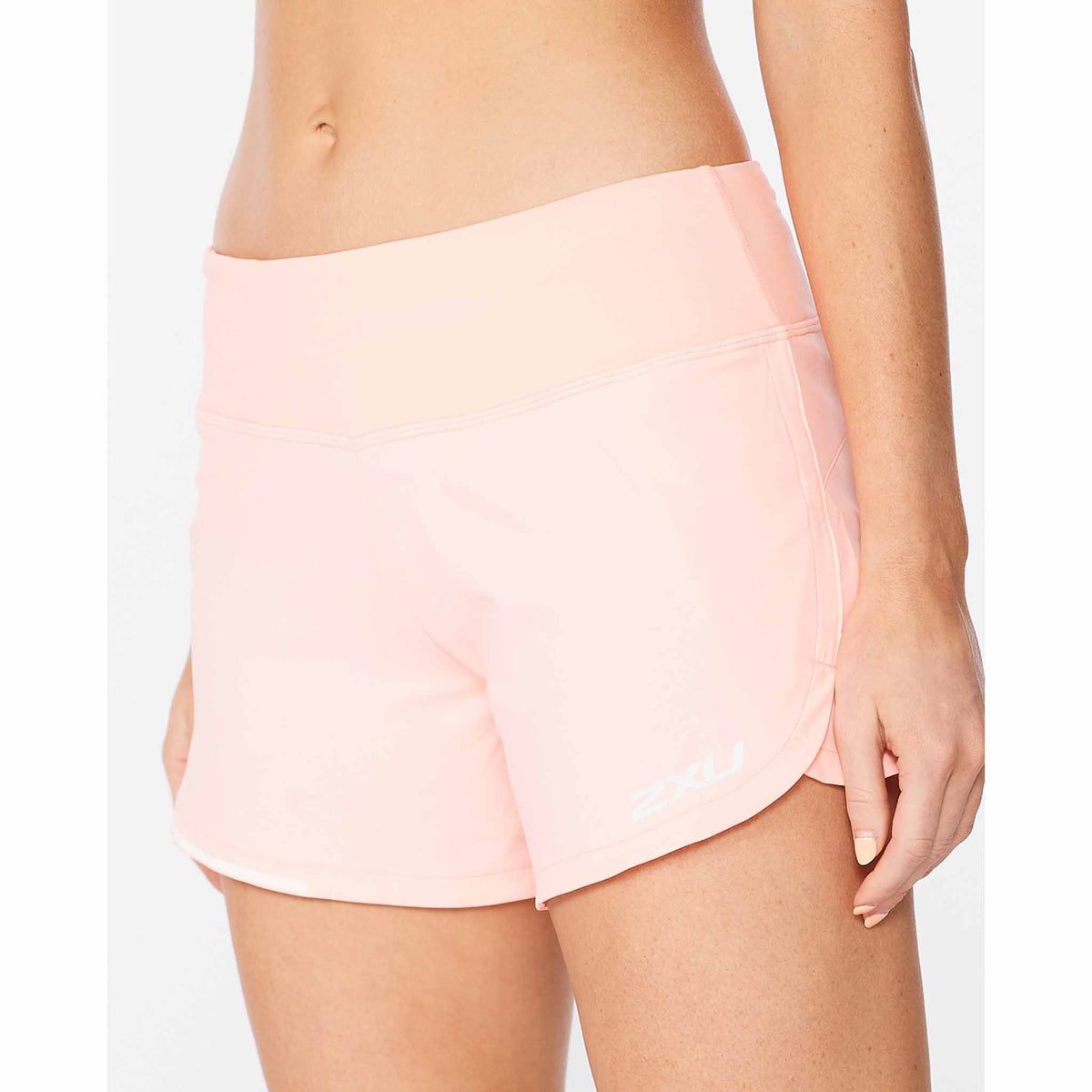 2XU Aero 4&quot; Shorts de course à pied pour femme Pop Coral vue de près