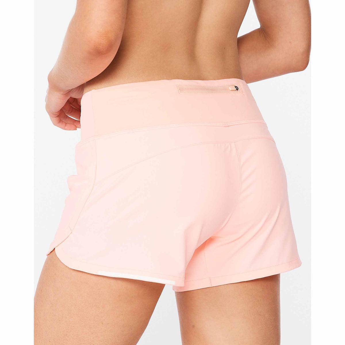 2XU Aero 4&quot; Shorts de course à pied pour femme Pop Coral vue de près dos