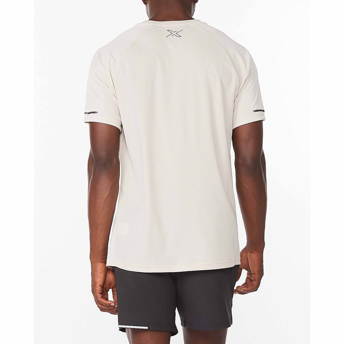 2XU Aero Tee t-shirt de course à pied pour homme oatmeal vue de dos