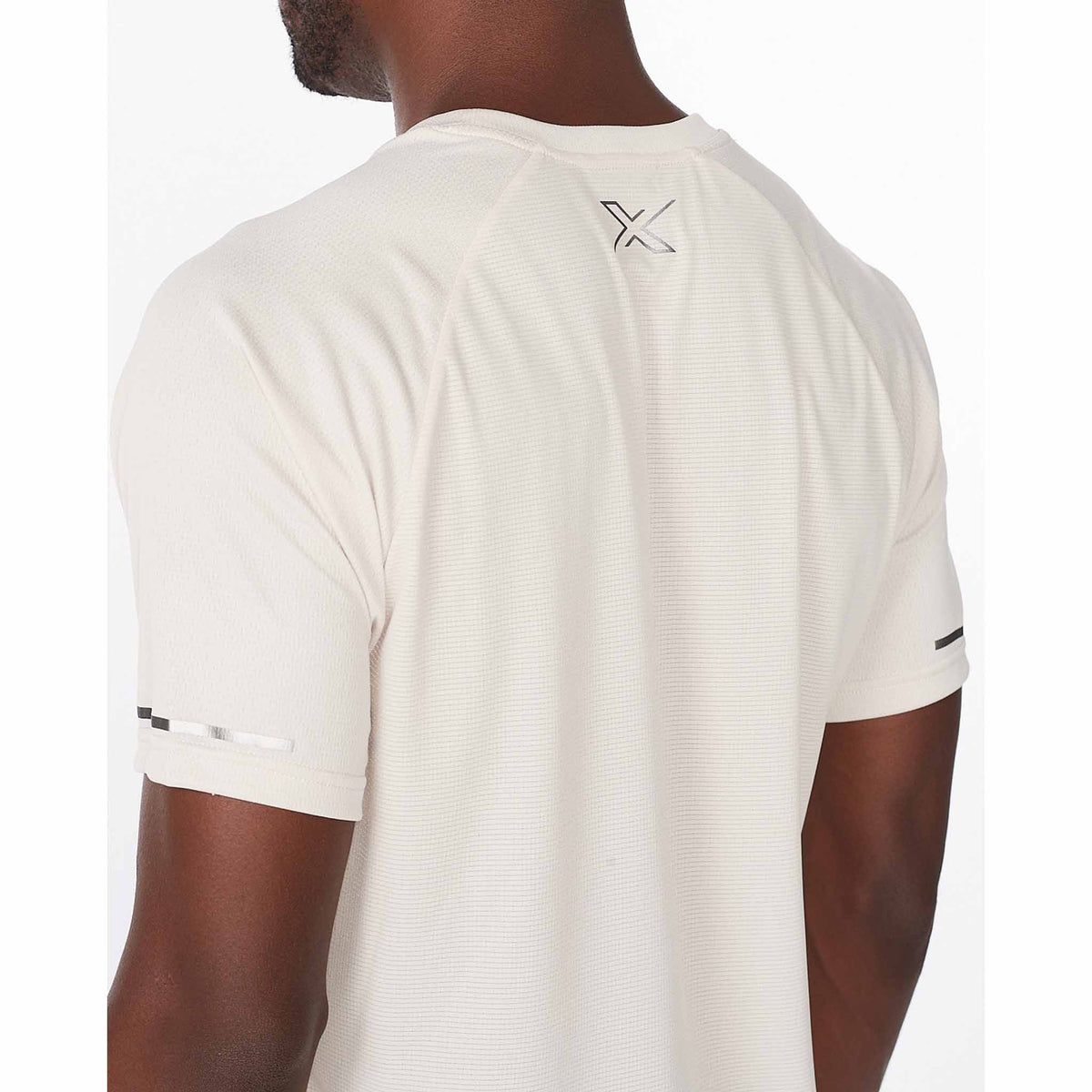 2XU Aero Tee t-shirt de course à pied pour homme oatmeal vue de près dos