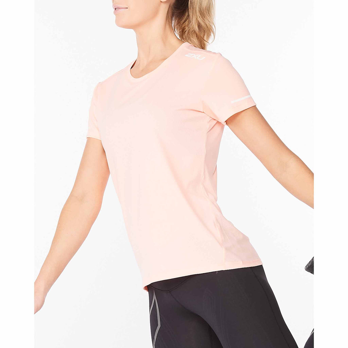 2XU Aero Tee t-shirt de course à pied pour femme Pop Coral angle