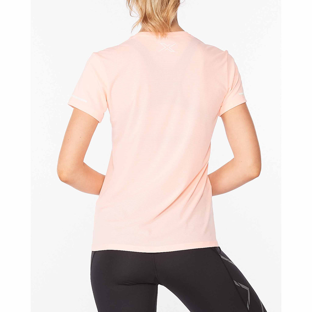 2XU Aero Tee t-shirt de course à pied pour femme Pop Coral vue de dos