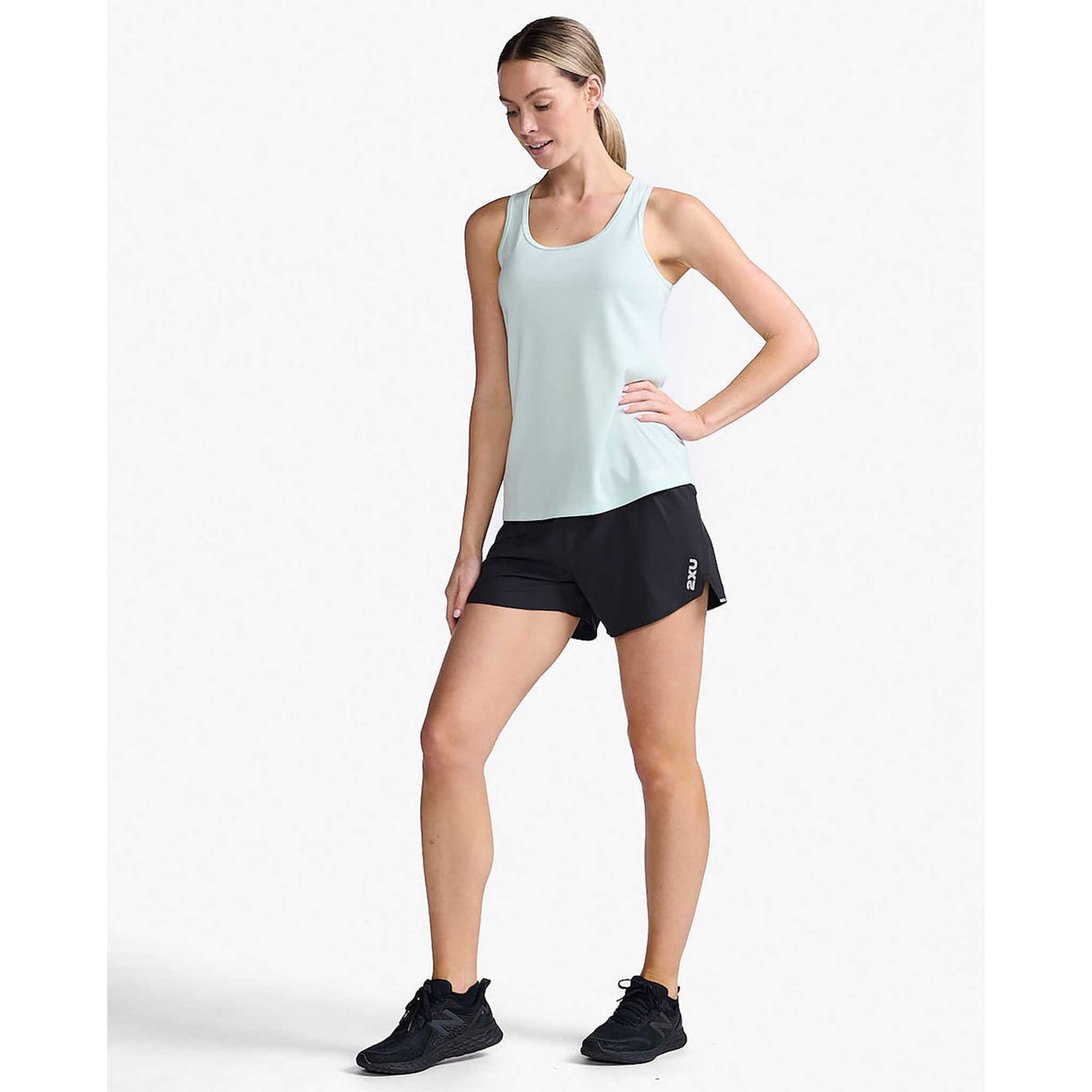 2XU Aero Singlet camisole de course à pied femme face 1- glacier / blanc réfléchissant