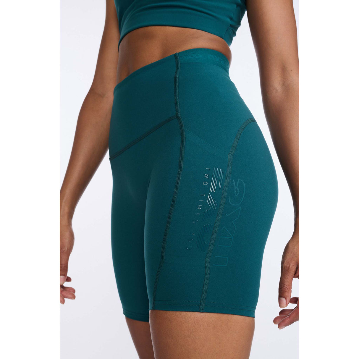 2XU Form Stash Hi-Rise Bike Shorts 2.0 cuissard taille haute deep jade femme lateral