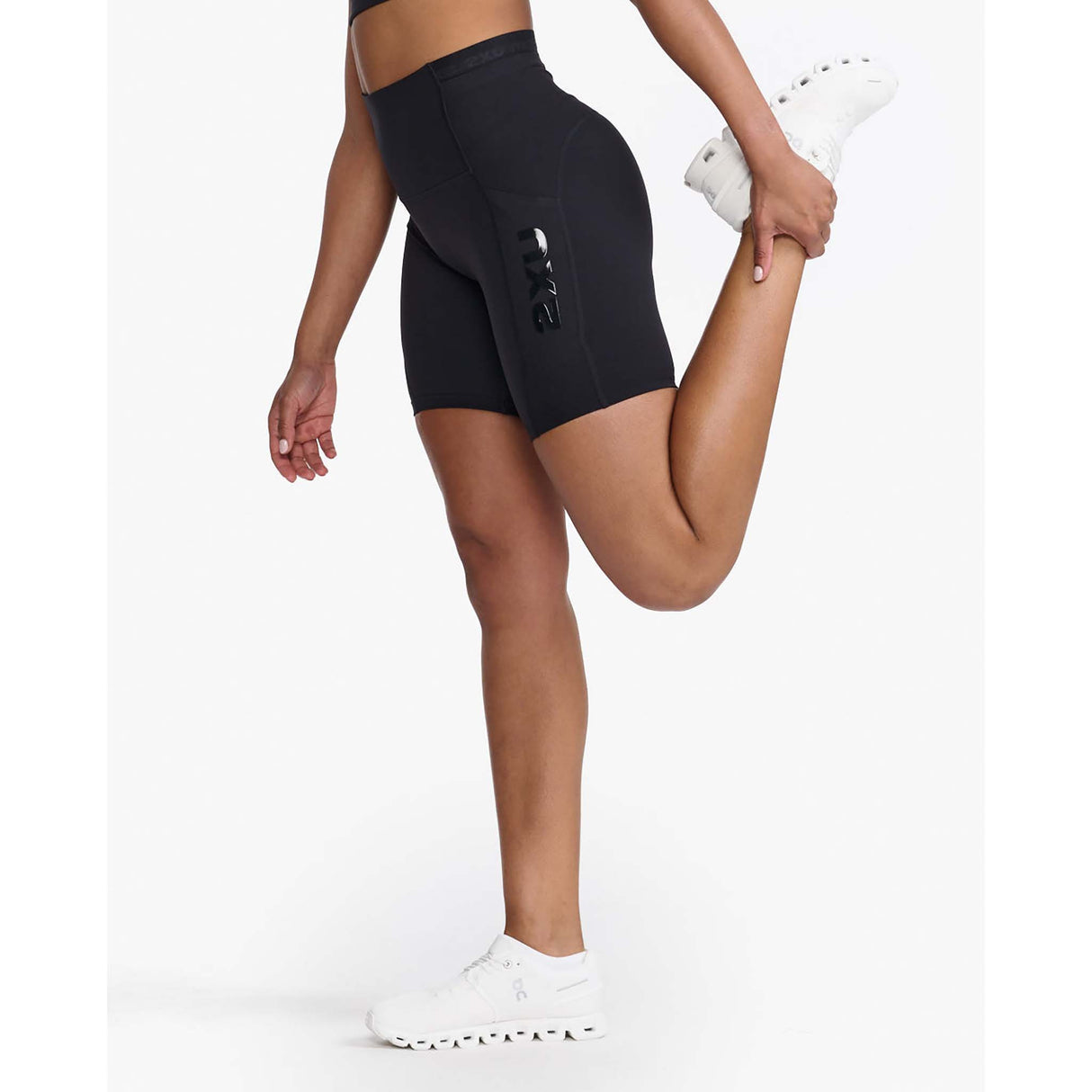 2XU Form Stash Hi-Rise Bike Shorts 2.0 cuissard taille haute noir femme lateral