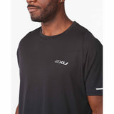 2XU Light Speed Tech Tee T-shirt de course à pied pour homme Black vue de près