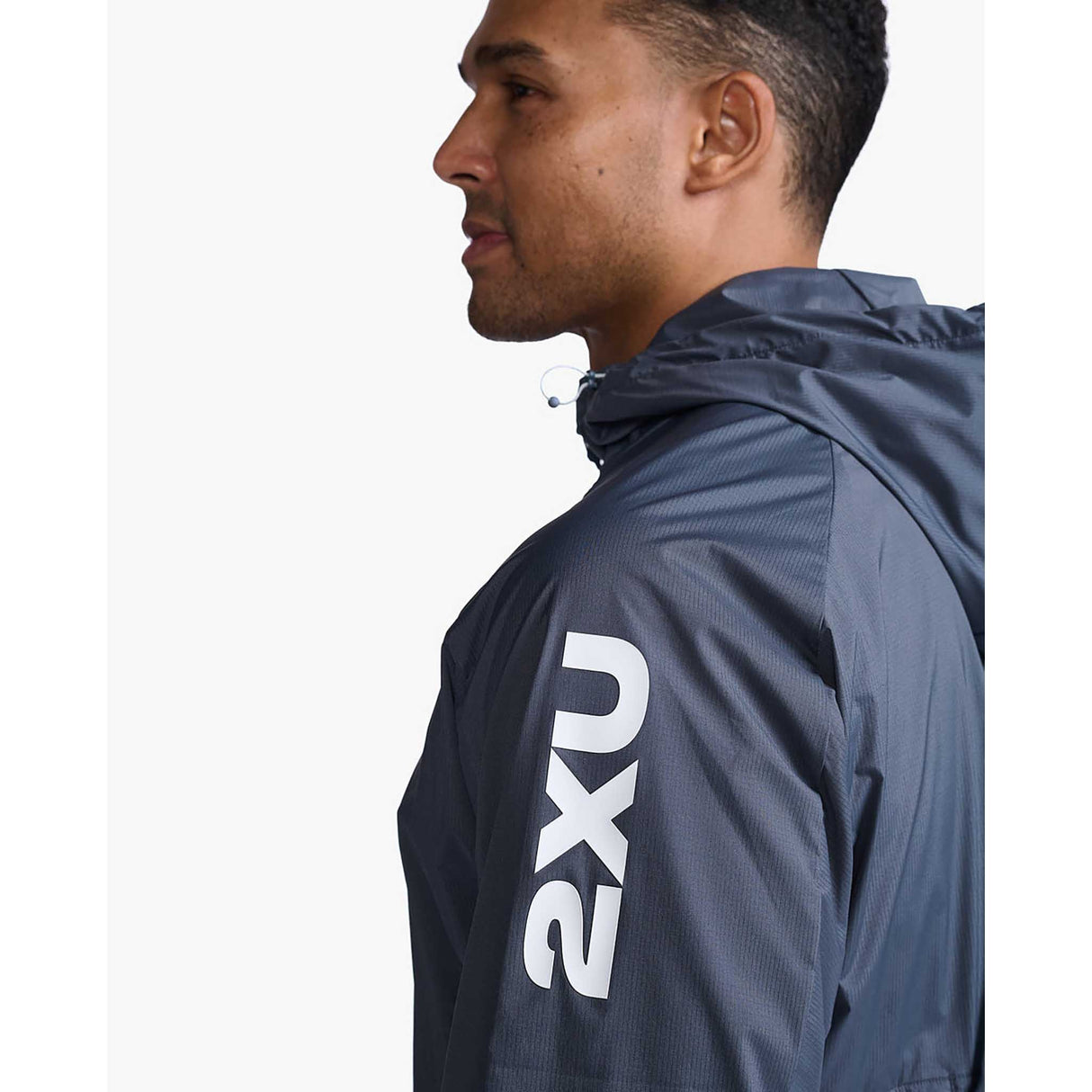 2XU Motion Windbreaker manteau coupe-vent homme lateral- turbulence / blanc