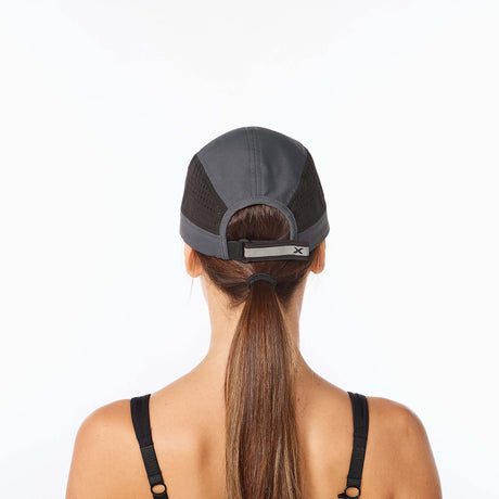 2XU casquette de course à pied unisexe Light Speed Cap turbulence noir dos