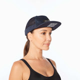 2XU Light Speed Trucker casquette de course à pied unisexe midnight finish line femme live