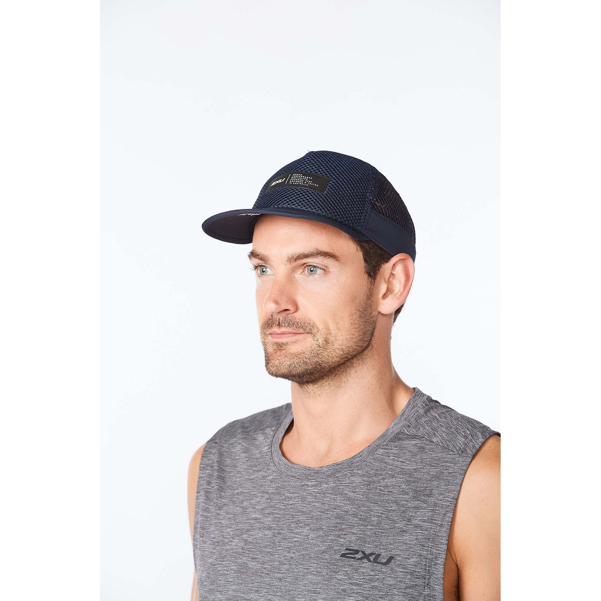 2XU Light Speed Trucker casquette de course à pied unisexe midnight finish line homme