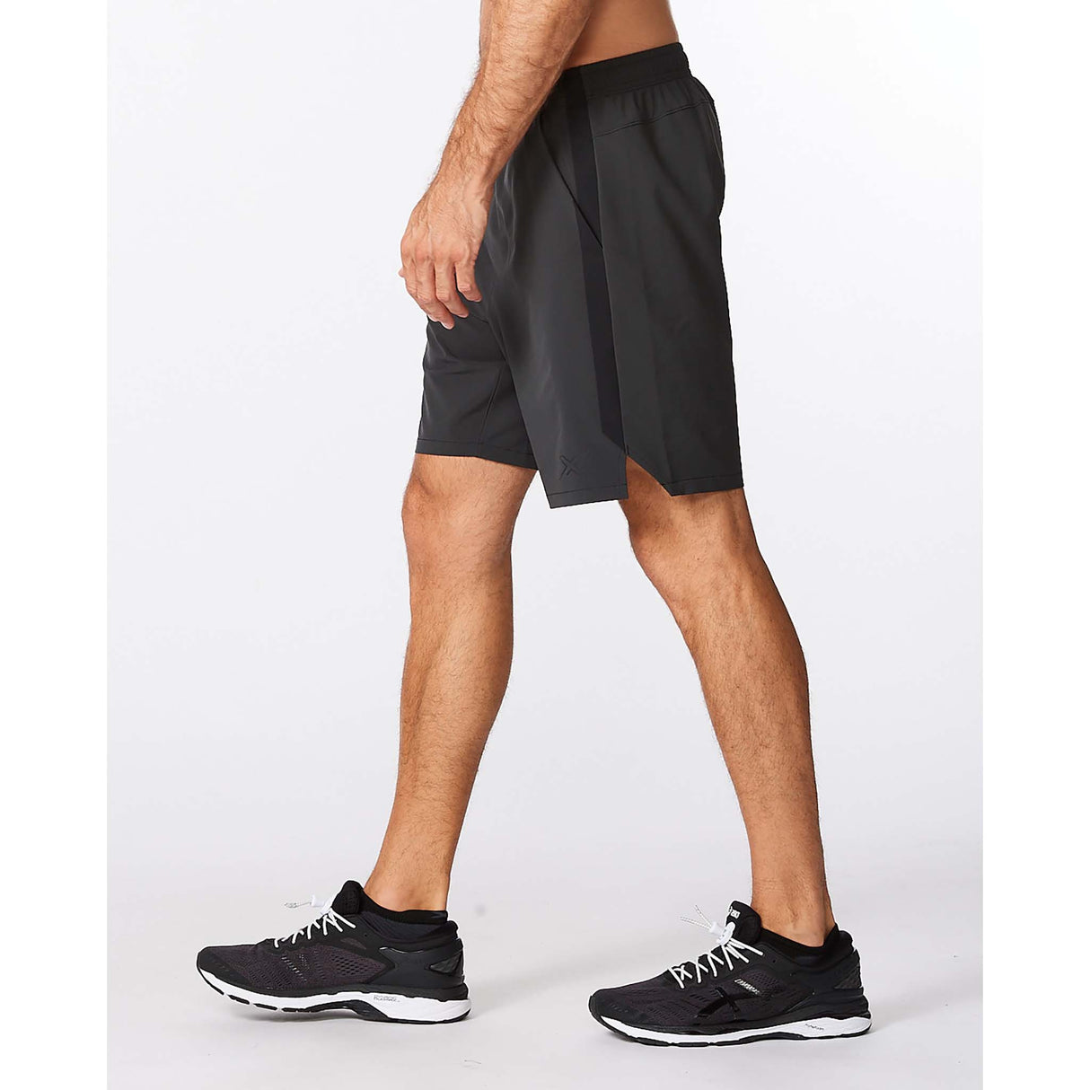 2XU Motion 8 Inch shorts de course à pied noir pour homme lateral