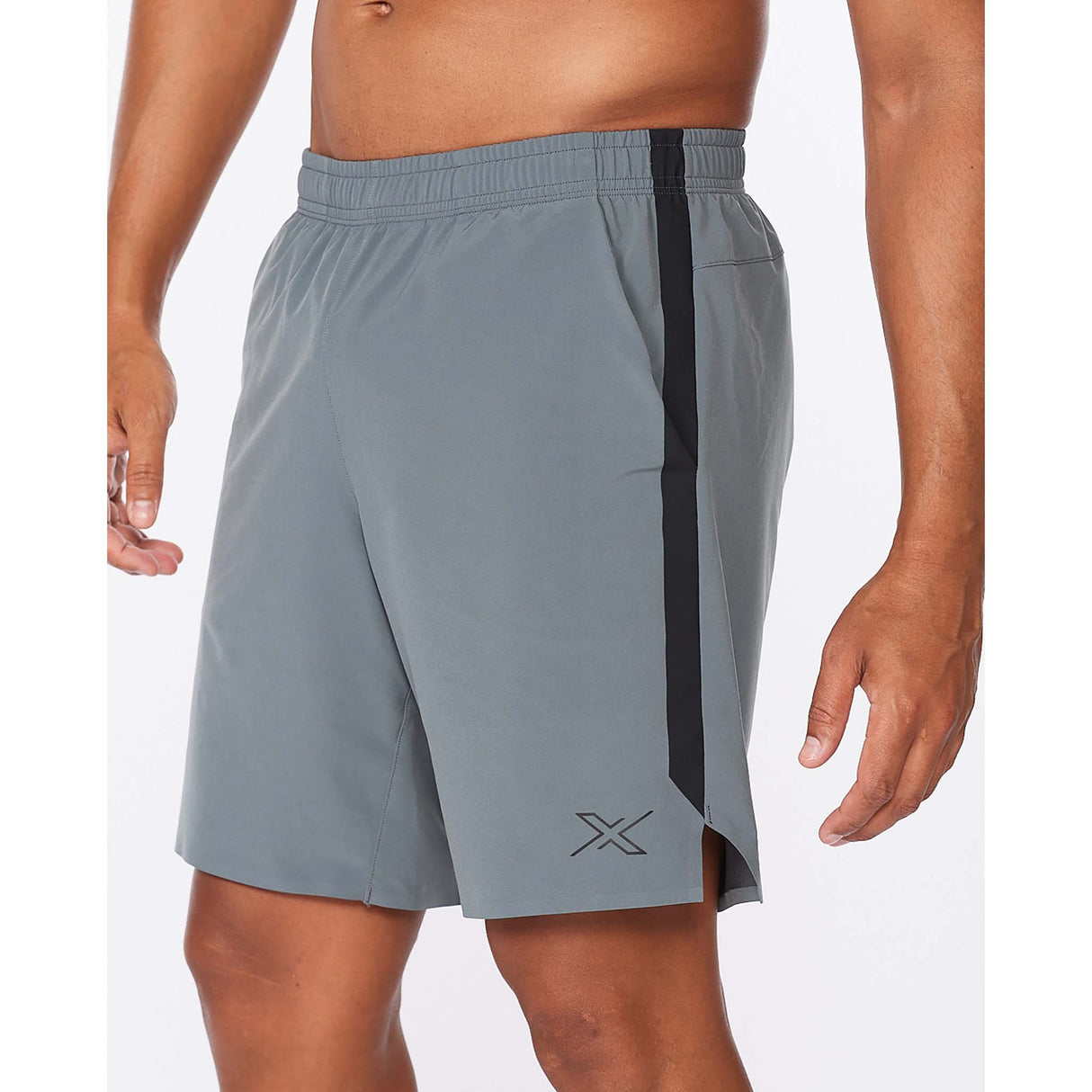 2XU Motion 8 Inch shorts de course à pied turbulence pour homme lateral gauche