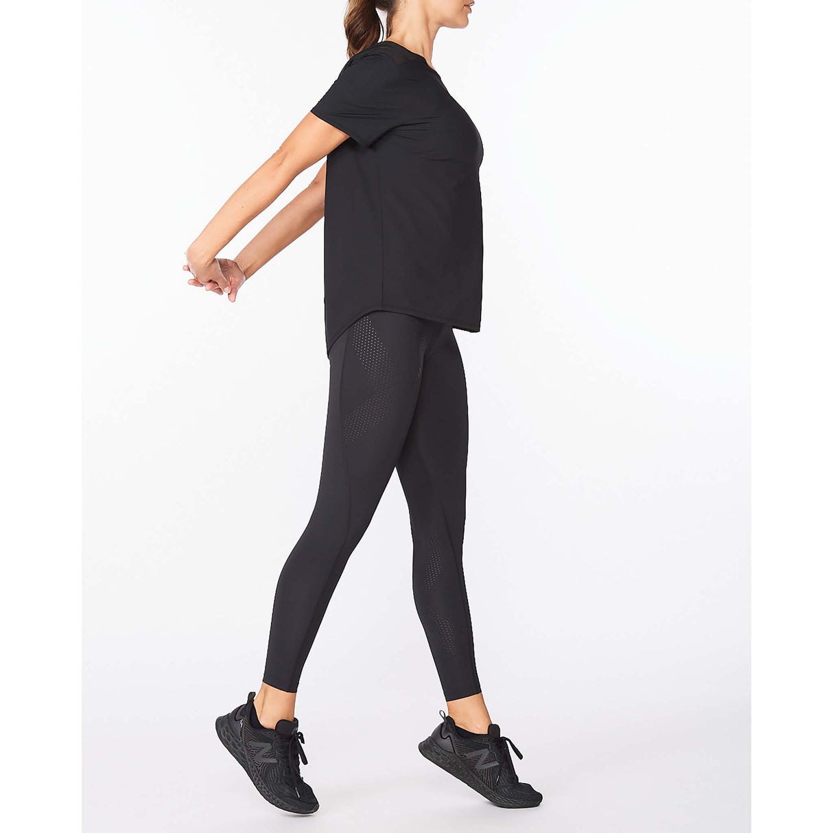 2XU Motion Mesh Tee t-shirt de course à pied noir pour femme lateral droit