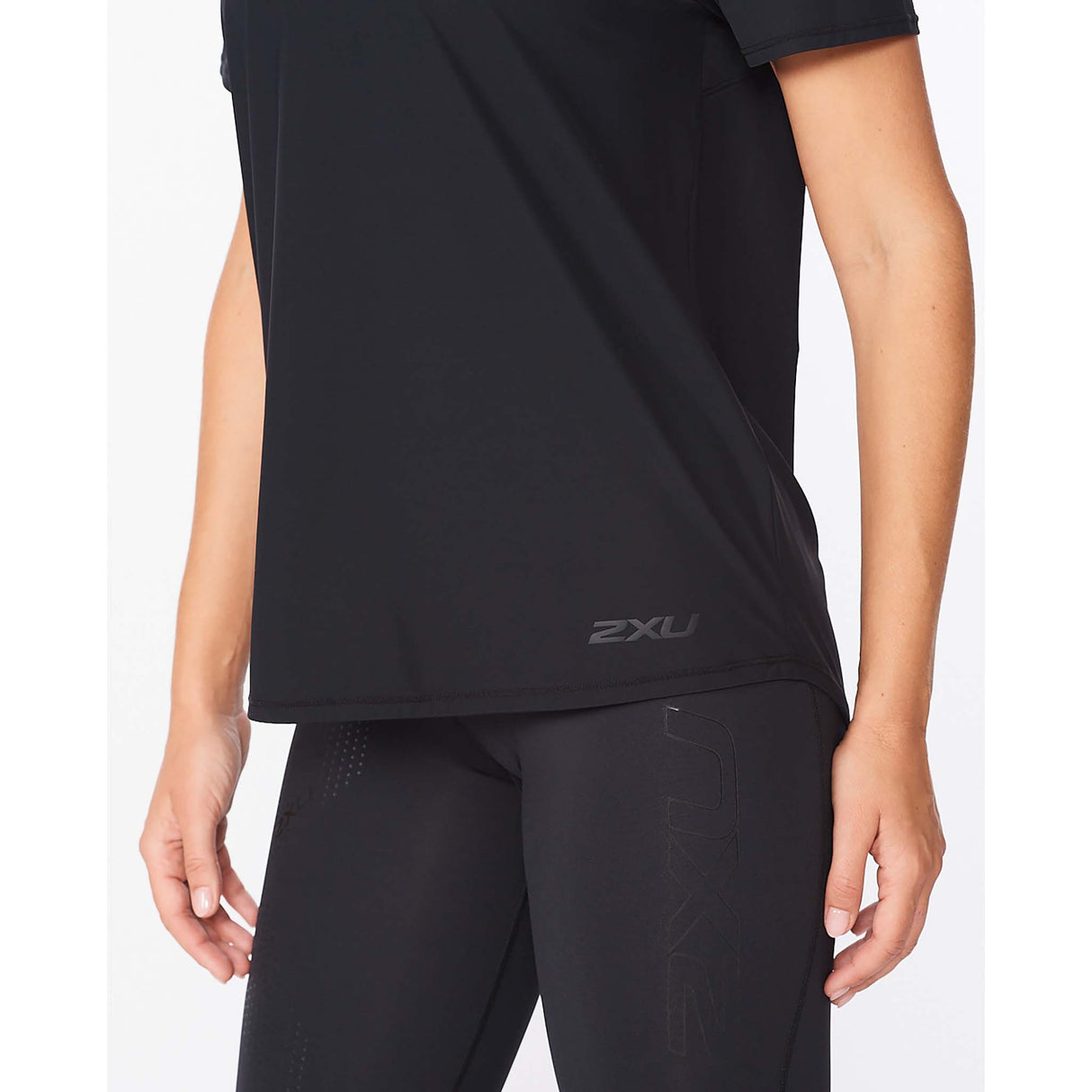2XU Motion Mesh Tee t-shirt de course à pied noir pour femme detail