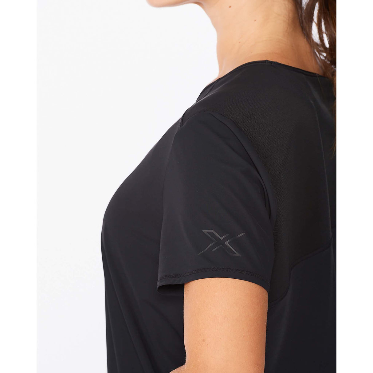 2XU Motion Mesh Tee t-shirt de course à pied noir pour femme manche