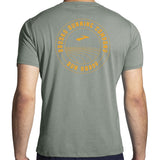 Brooks Distance 2.0 t-shirt de course homme dos -Pebble/Run Happy Track