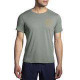 Brooks Distance 2.0 t-shirt de course homme face -Pebble/Run Happy Track