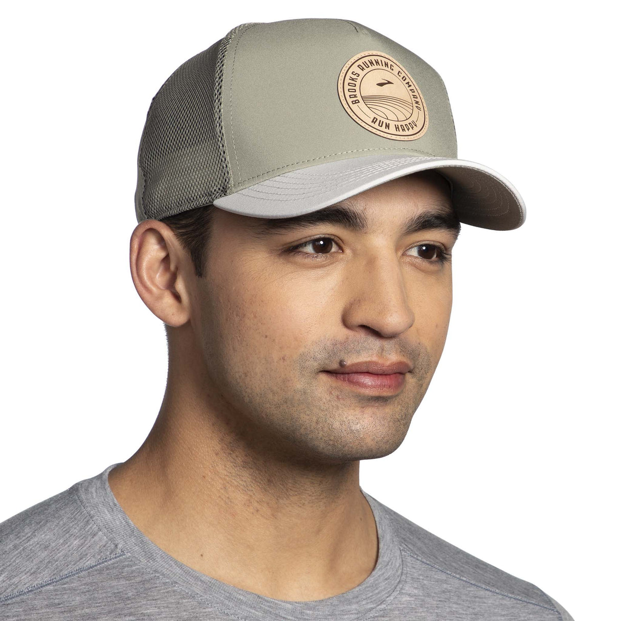 Brooks Surge Trucker Hat casquette de course unisexe face -Pebble / Light Mint / Track Patch