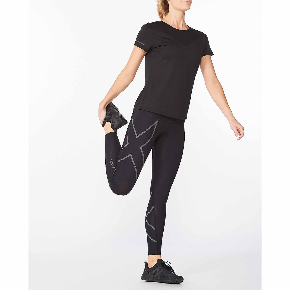 2XU Light Speed Tech T-shirt de course à pied manches courtes femme noir vue exercice