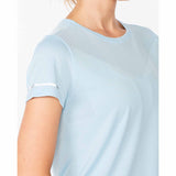 2XU Light Speed Tech T-shirt de course à pied manches courtes femme cloud blue vue de près