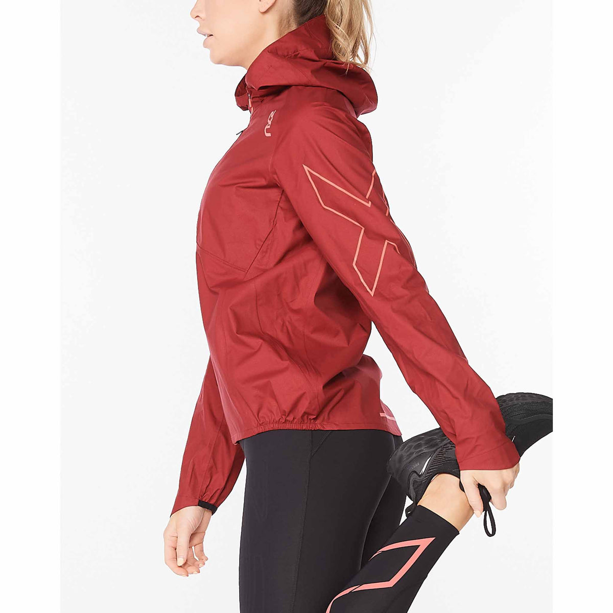2XU Manteau imperméable Light Speed WP Jacket pour femme Cranberry/Cranberry Reflective vue de côté