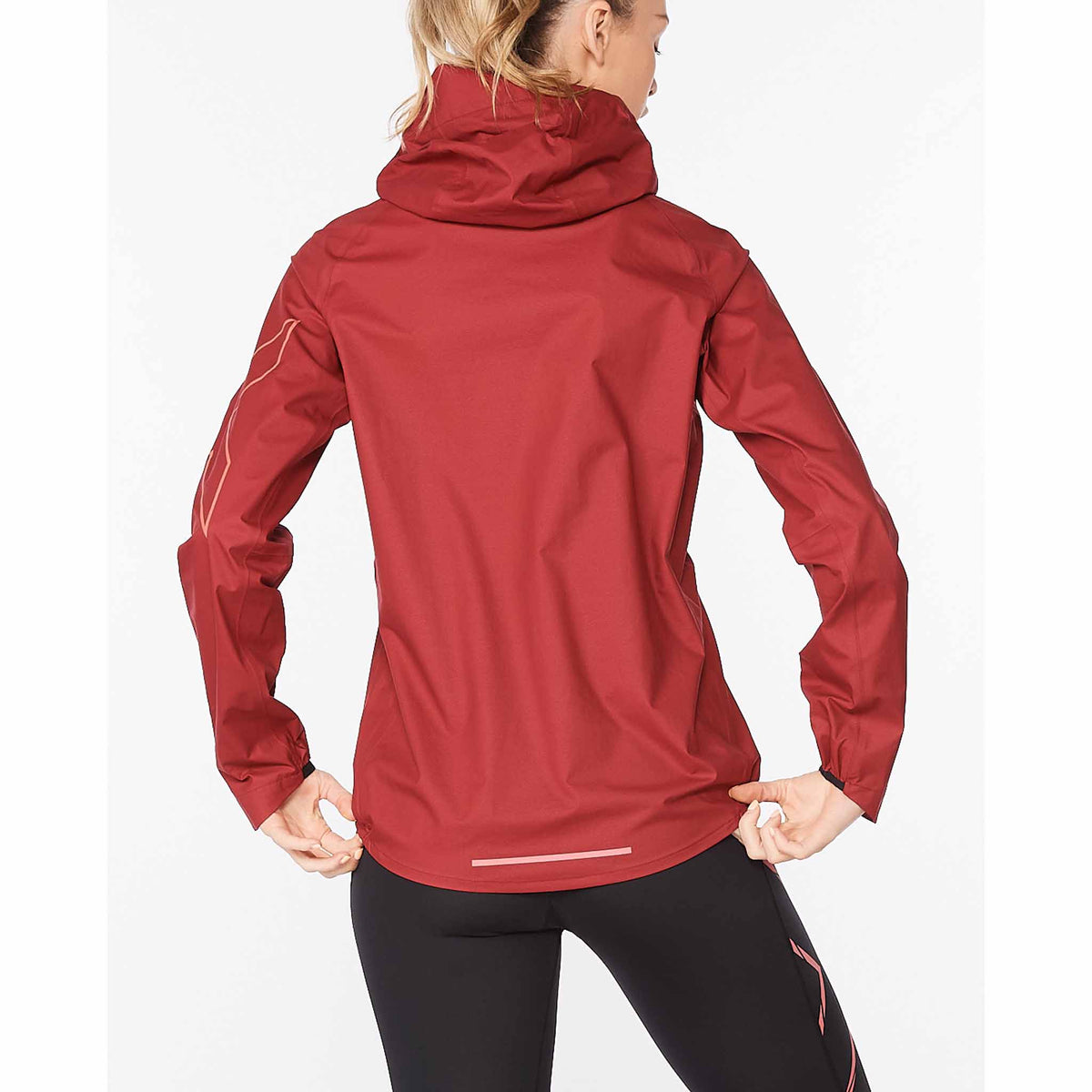 2XU Manteau imperméable Light Speed WP Jacket pour femme Cranberry/Cranberry Reflective vue de dos