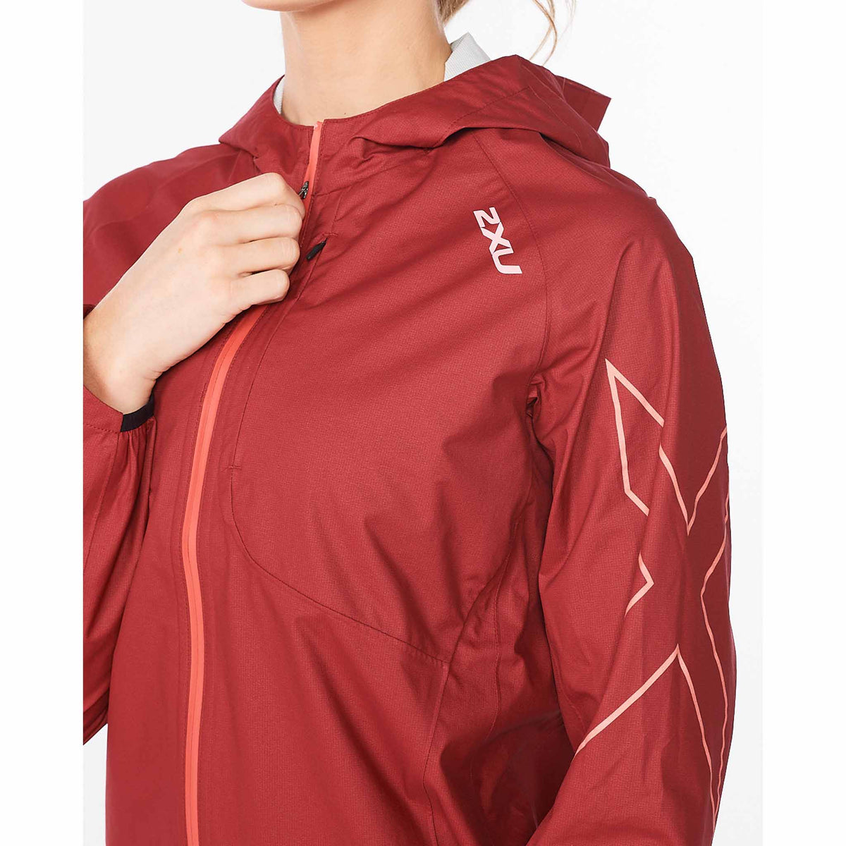 2XU Manteau imperméable Light Speed WP Jacket pour femme Cranberry/Cranberry Reflective vue de près
