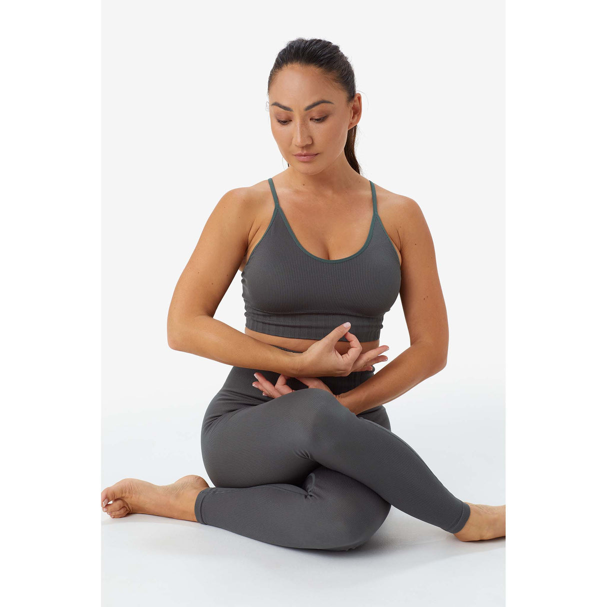 Lole soutien-gorge à soutien moyen Sweat Tech Rib Eucalyptus pose yoga