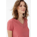 Lole t-shirt Fancy a col en V rouge nantucket close-up