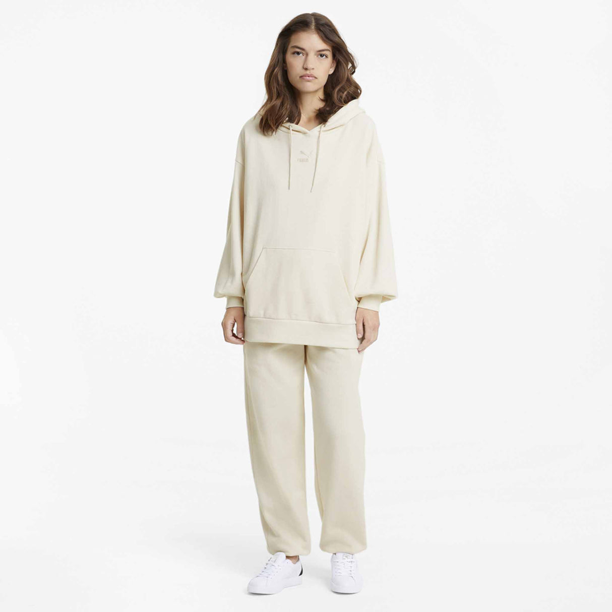 Puma Classics Relaxed Jogger blanc modèle