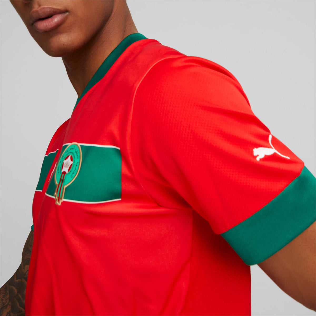 Puma Maroc FRMF maillot de soccer domicile 2022-23 Lions de l&#39;Atlas rouge vert epaule