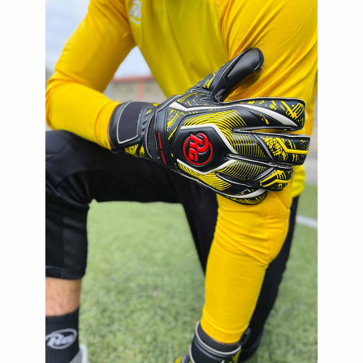 RG Goalkeeper Gloves Aspro 4Train gants de gardien de but de soccer live 5- Noir / Jaune