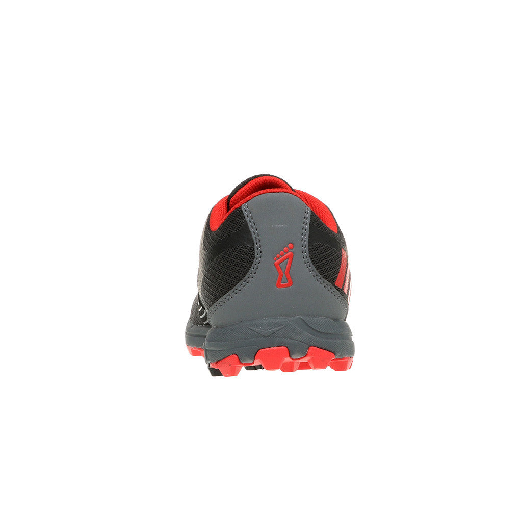 Chaussure de course a pied trail homme INOV-8 TerraClaw 220 noir rouge vue arriere